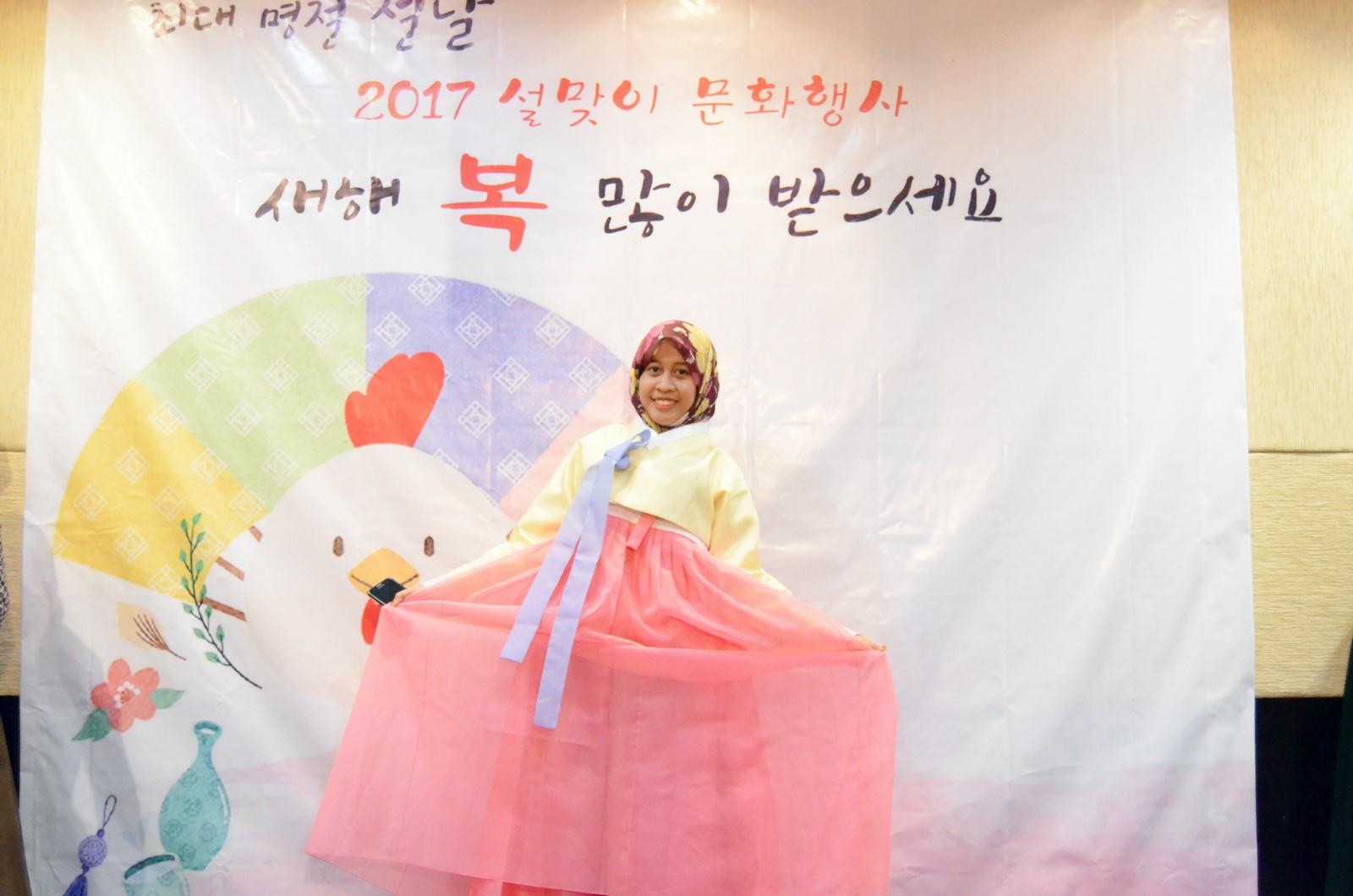 주인도네시아 한국문화원에서 열린 설맞이 행사 참가자가 한복 체험을 하며 사진을 찍었다.