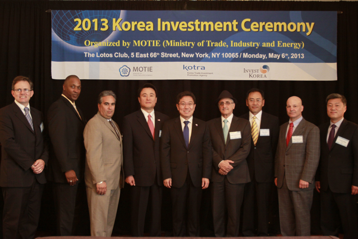 5월 6일 뉴욕에서 윤상직 장관이 방미를 계기로 보잉사 등 7개사로부터 3.8억불 규모의 투자신고서를 접수 받은 후 기념촬영을 하고 있다. (사진: 산업통상자원부)