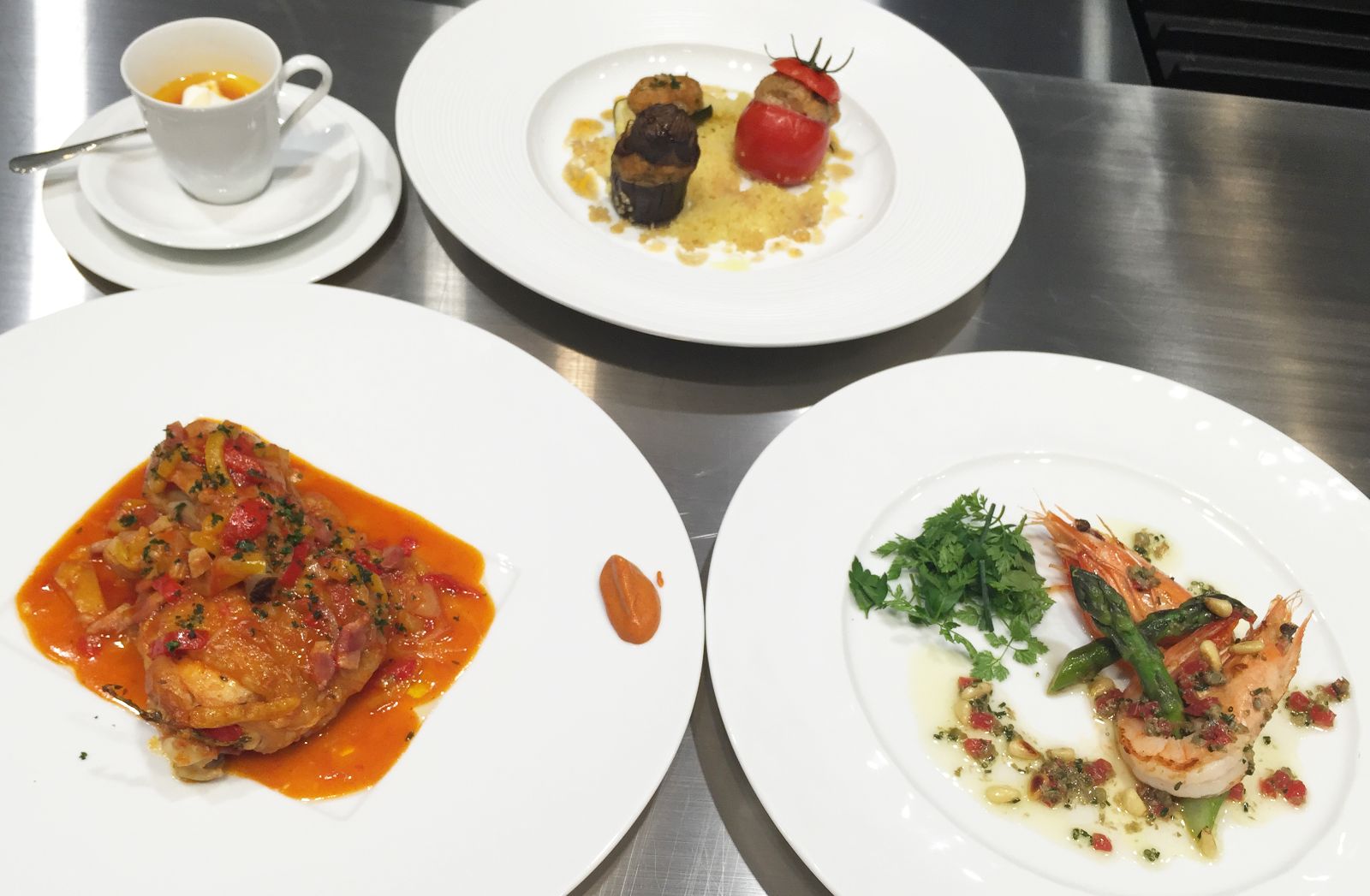 10월 1일 열린 'K-Food 테크니컬 세미나'에서 야스바 타케히로 강사가 한국산 식재료로 만든 요리가 접시에 정갈하게 담겨 있다.