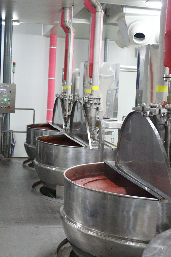 청북도와 괴산군과 함께 괴산군에 조성된 진미식품 괴산공장. 생산 및 연구시설 일체를 갖추고 다양한 장류와 소스를 생산하고 있다.