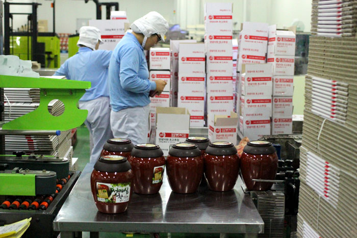 청북도와 괴산군과 함께 괴산군에 조성된 진미식품 괴산공장. 생산 및 연구시설 일체를 갖추고 다양한 장류와 소스를 생산하고 있다.