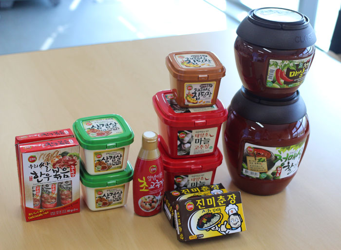 청북도와 괴산군과 함께 괴산군에 조성된 진미식품 괴산공장. 생산 및 연구시설 일체를 갖추고 다양한 장류와 소스를 생산하고 있다.