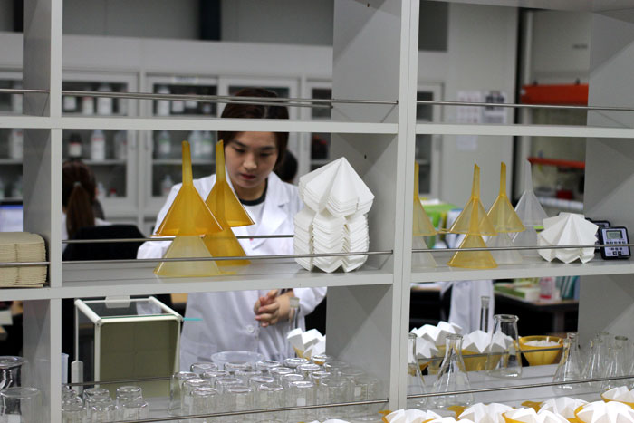 청북도와 괴산군과 함께 괴산군에 조성된 진미식품 괴산공장. 생산 및 연구시설 일체를 갖추고 다양한 장류와 소스를 생산하고 있다.