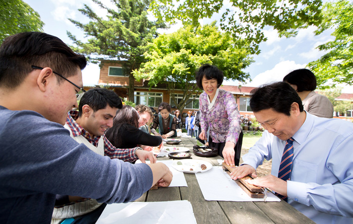 12일 전라북도 정읍시에서 외국인 요리사와 미식가들이 전통한과를 직접 만들고 있다.
