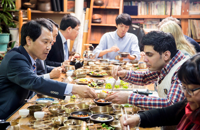 12일 전라북도 정읍에서 이양호 농촌진흥청장(왼쪽)이 외국인 참가자들과 함께 ‘선비밥상’에 차려진 음식들을 맛보고 있다.