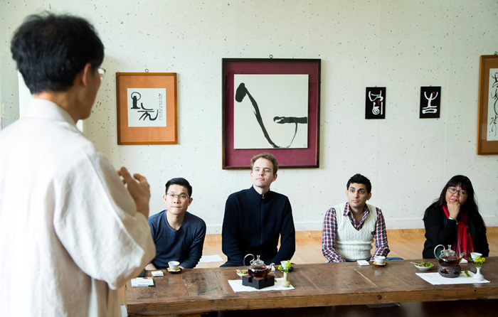 지역 향토 음식에 얽힌 이야기들에 귀 기울이고 있는 외국인 참가자들.