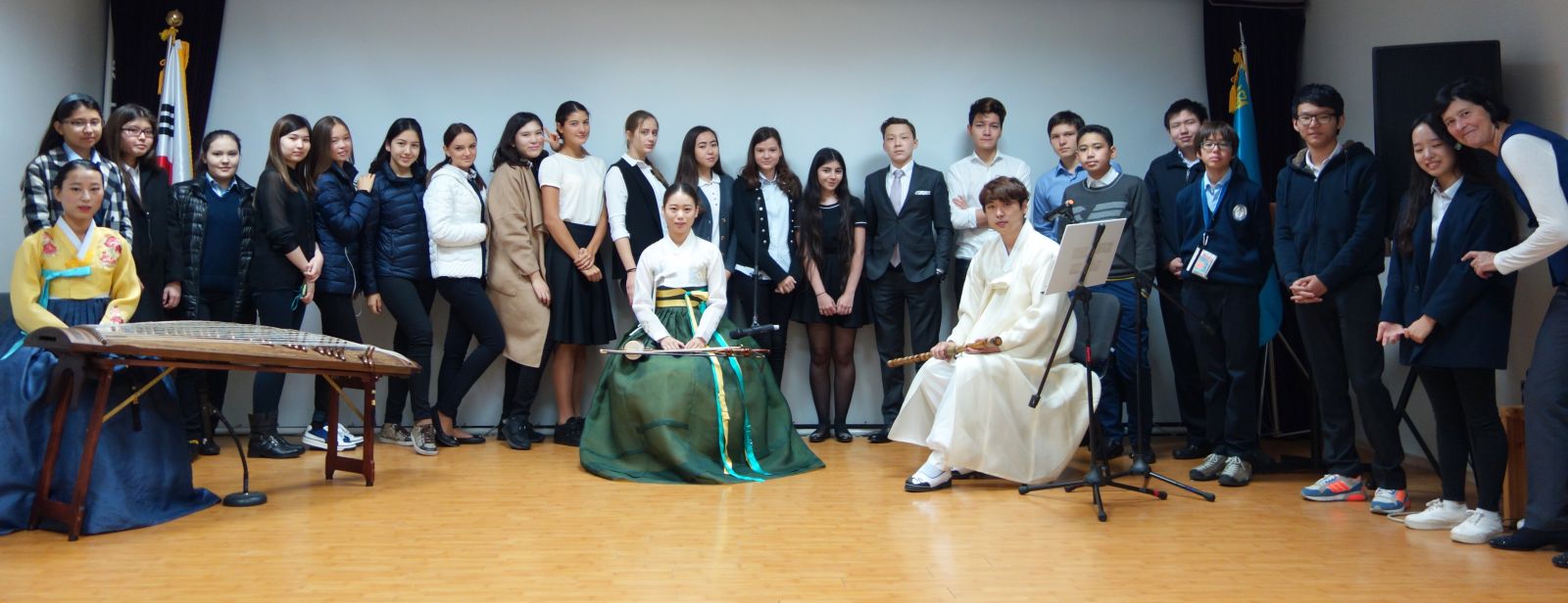 미라스 국제학교 학생들과 해외문화예술봉사단의 단체사진.