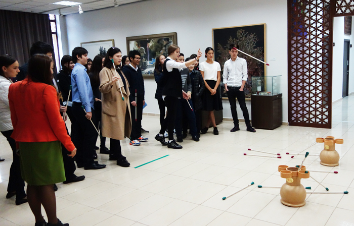 미라스 국제학교 학생들은 주카자흐스탄 한국문화원을 방문해 투호를 체험하며 한국 놀이의 즐거움에 빠져들었다.