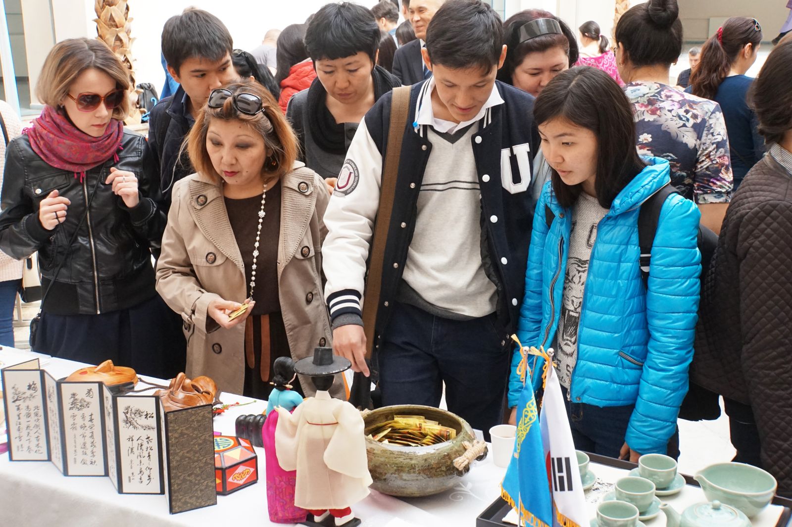 카자흐스탄 시민들은 생소하지만 맛이 좋다며 한국 전통차에 적극적인 관심을 보였다.