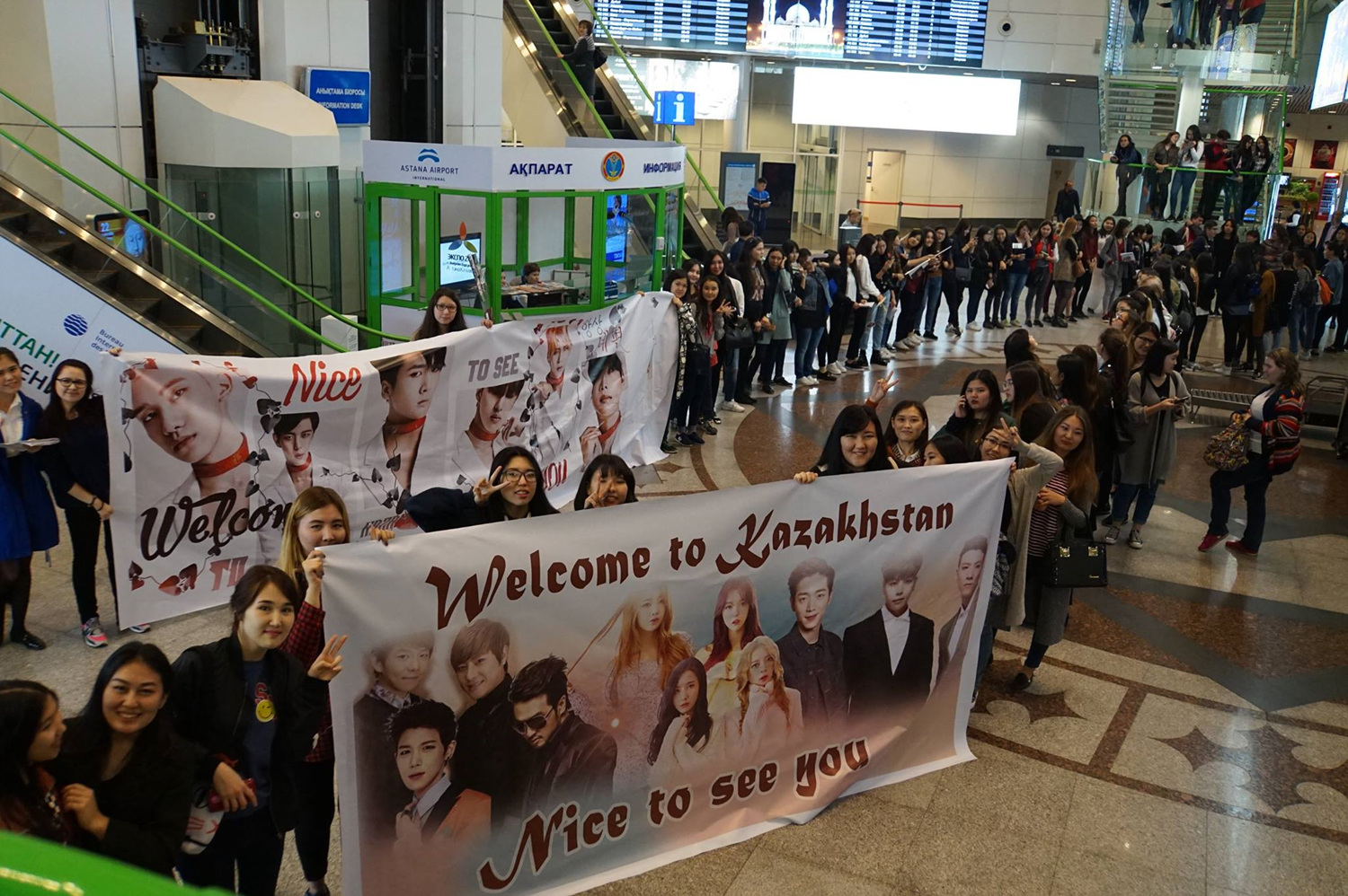한류 스타들이 입국하는 아스타나 공항은 현지 팬 수백 명이 대형 현수막을 들고 '어서오세요' '환영합니다' 한국어 인사말을 외치며 북새통을 이뤘다.