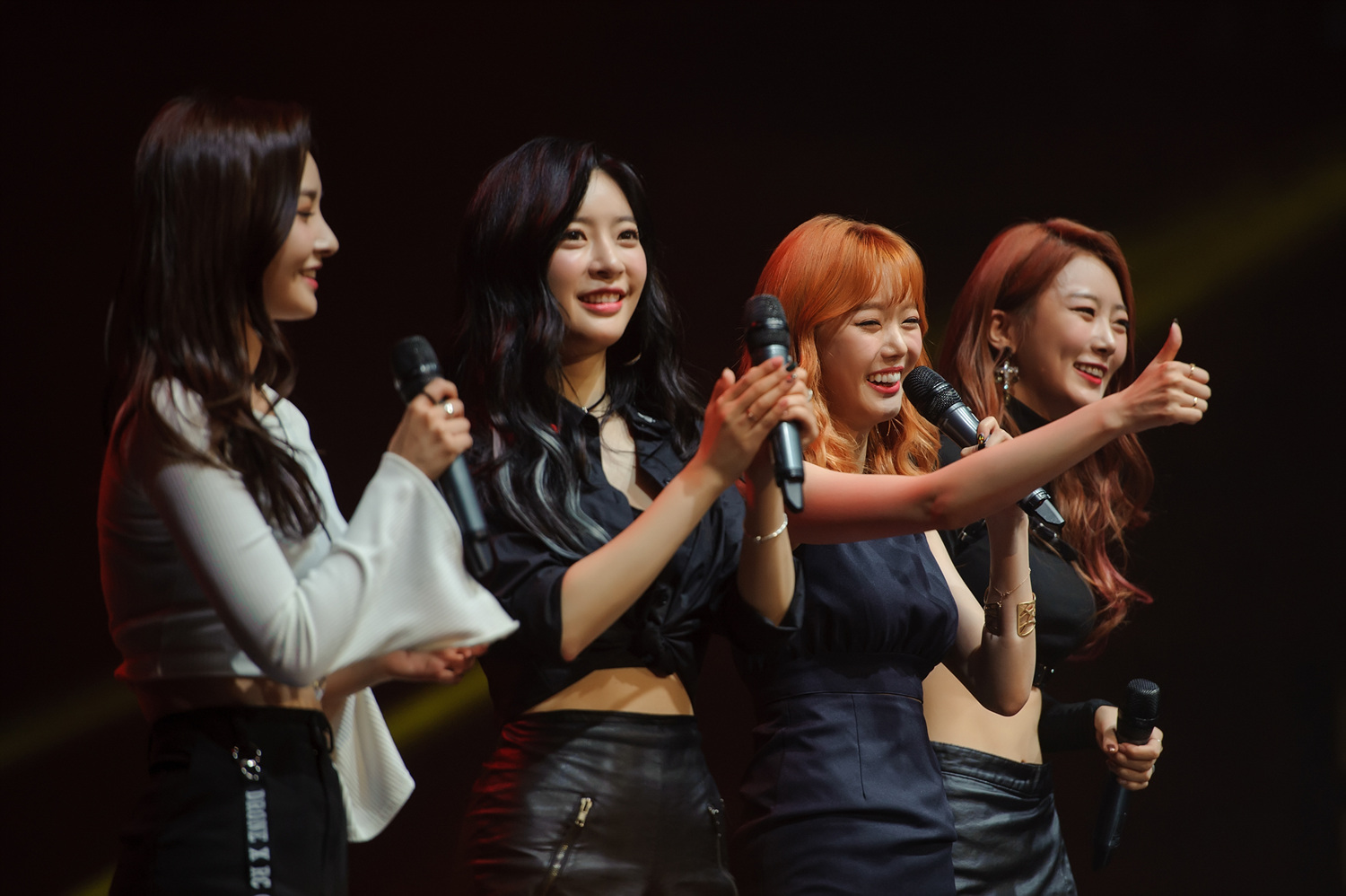 카자흐스탄 인사를 준비해 무대에서 선 달샤벳이 조커 후렴 부분을 선창하자 객석을 가득 메운 관객들이 후렴부를 따라 부르며 분위기를 달궜다.