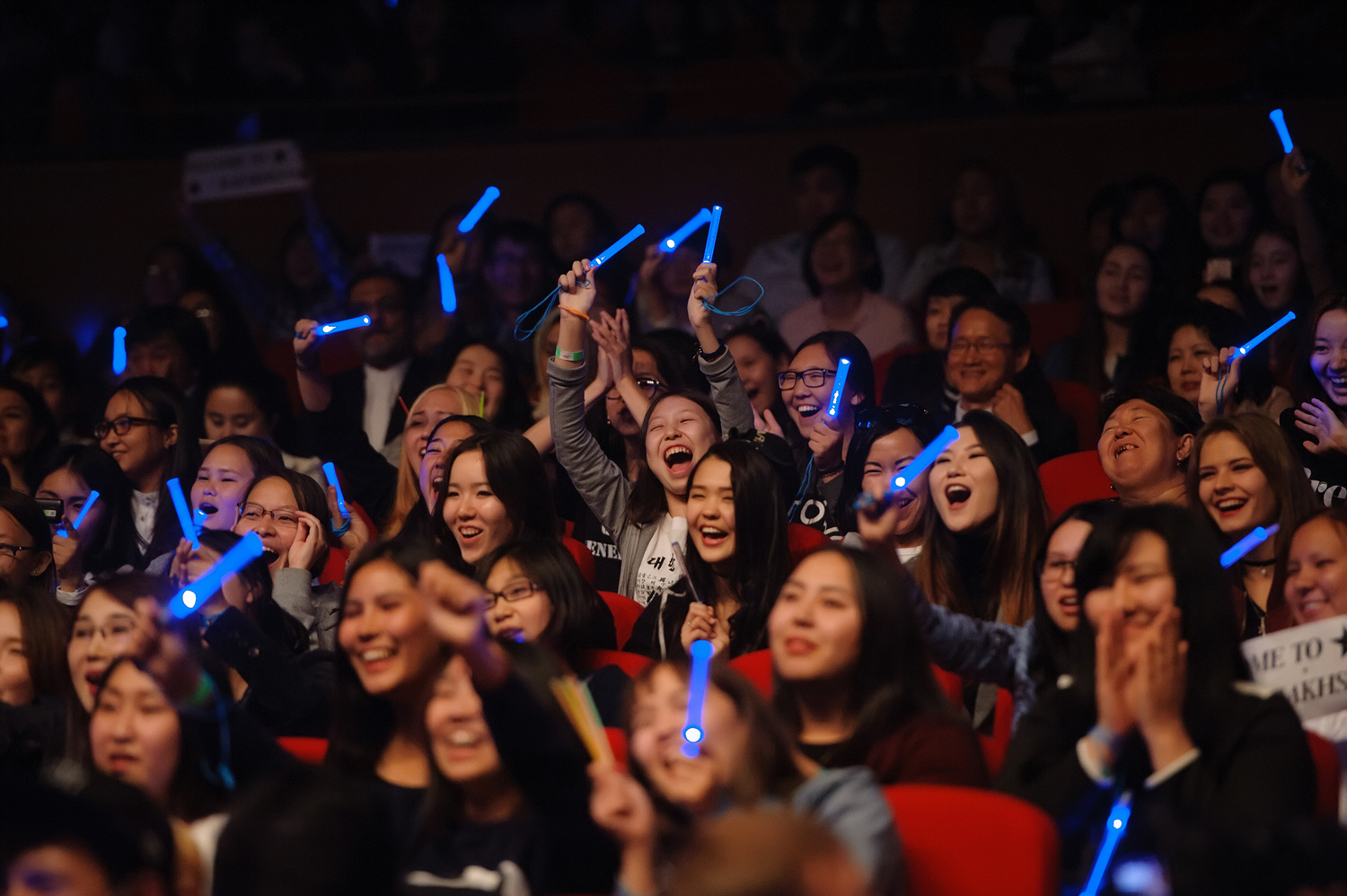 필코리아 콘서트 마지막 주자 빅스가 등장하자 카자흐스탄 팬들이 열띤 환호를 보내고 있다.