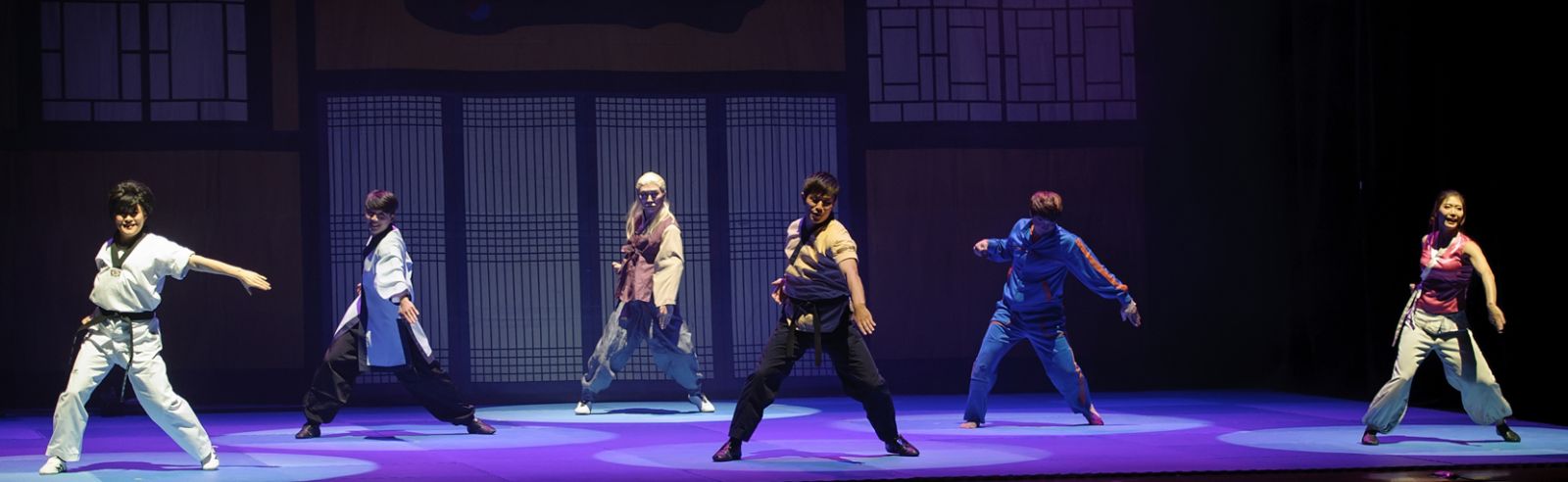 70분 동안 1,200여 카자흐스탄 관객들은 웃음을 터뜨리며 공연에 집중했고, '점프' 공연팀에 기립박수를 보냈다.