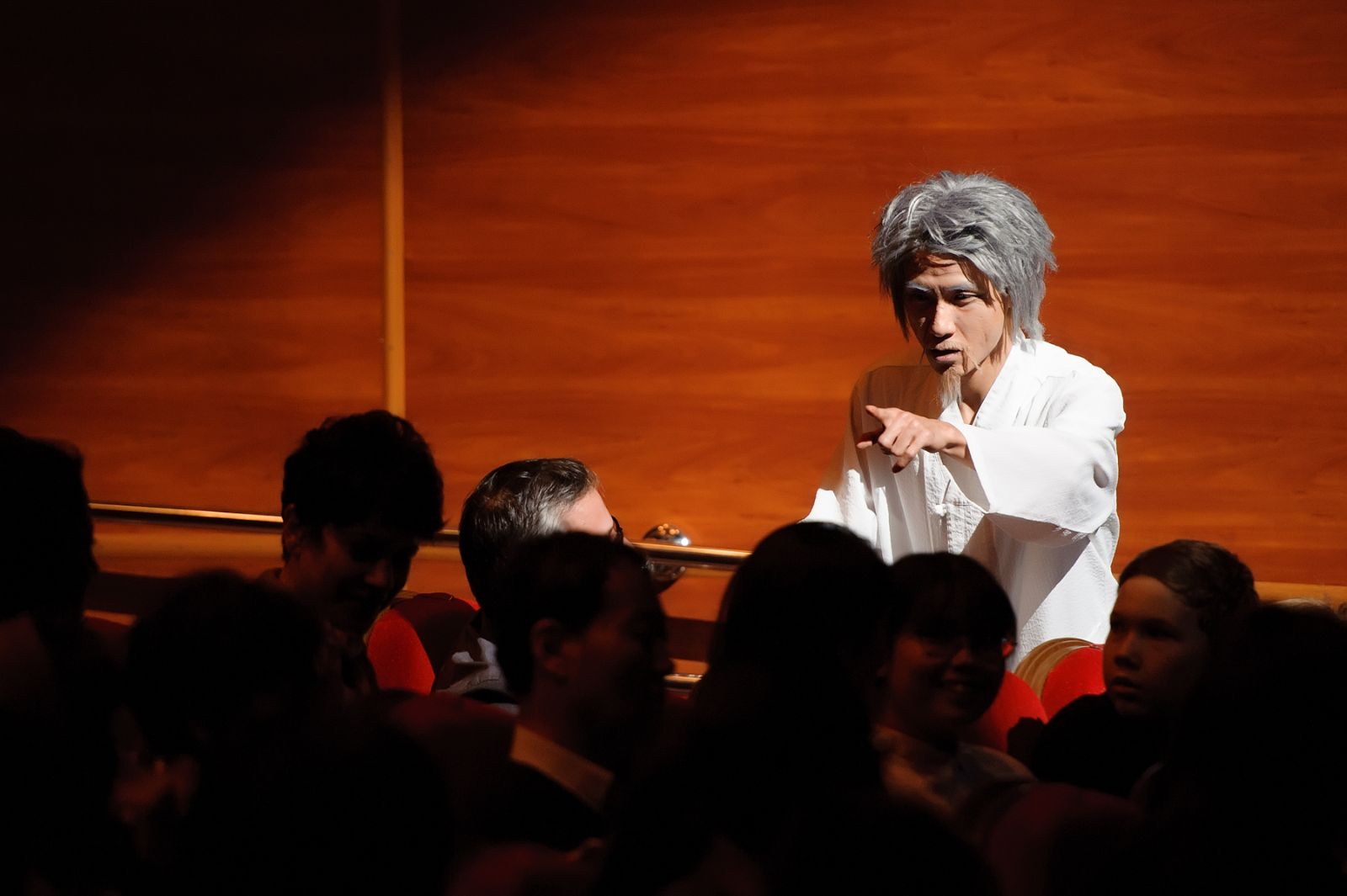 70분 동안 1,200여 카자흐스탄 관객들은 웃음을 터뜨리며 공연에 집중했고, '점프' 공연팀에 기립박수를 보냈다.