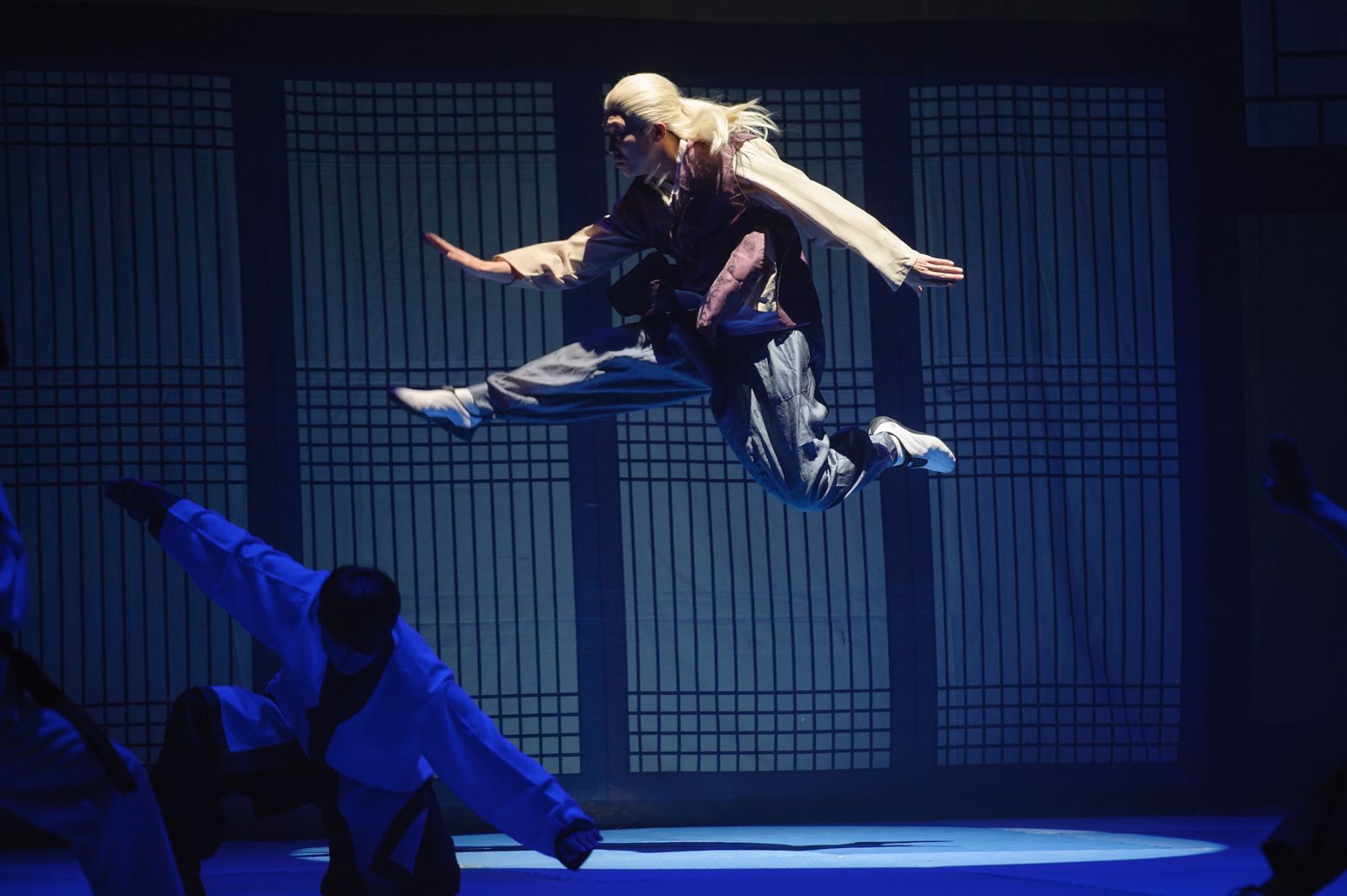 70분 동안 1,200여 카자흐스탄 관객들은 웃음을 터뜨리며 공연에 집중했고, '점프' 공연팀에 기립박수를 보냈다.