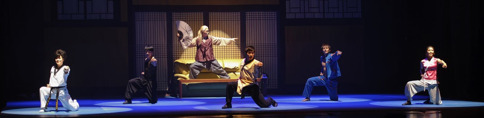 70분 동안 1,200여 카자흐스탄 관객들은 웃음을 터뜨리며 공연에 집중했고, '점프' 공연팀에 기립박수를 보냈다.