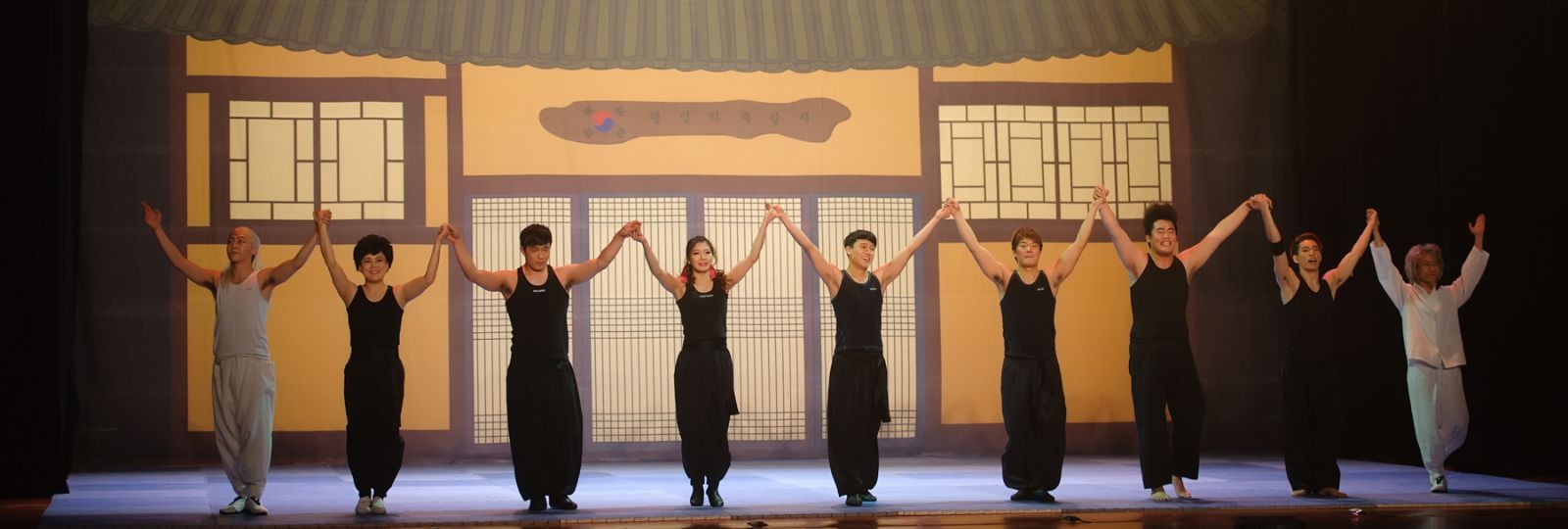 70분 동안 1,200여 카자흐스탄 관객들은 웃음을 터뜨리며 공연에 집중했고, '점프' 공연팀에 기립박수를 보냈다.