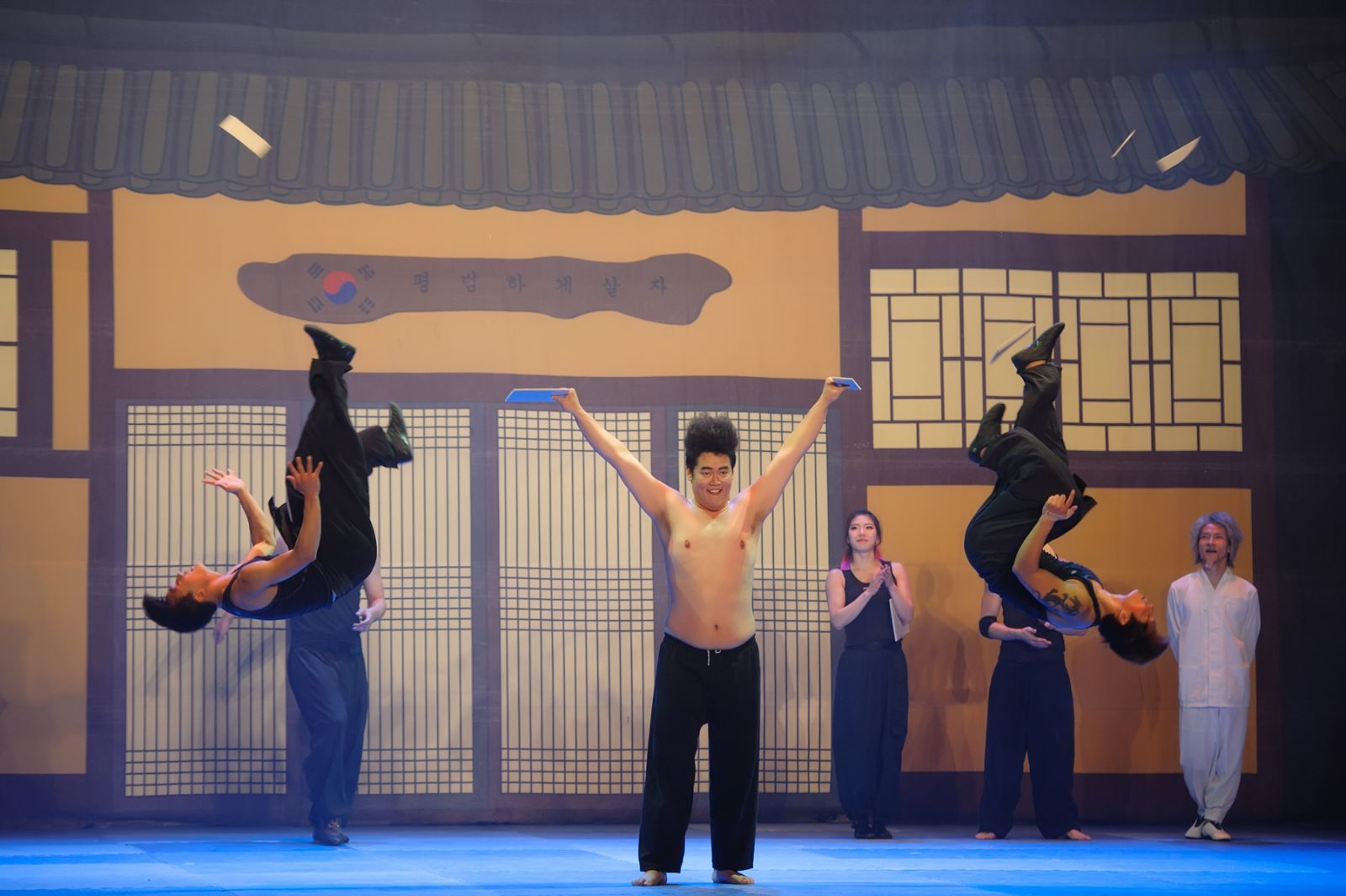 태권도와 택견을 활용한 한국의 코믹 넌버벌 퍼포먼스 공연 '점프'가 지난 11월 13일 카자흐스탄 피라미드 공연장에서 열렸다.