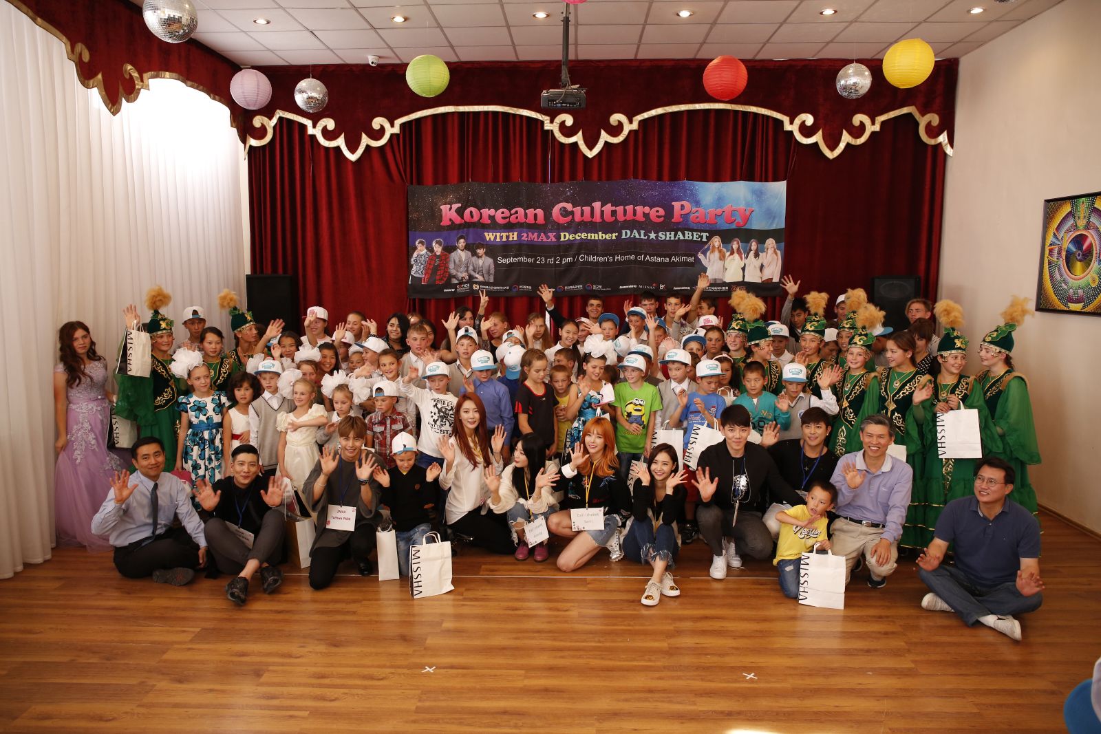 달샤벳, 투맥스, 디셈버 멤버들은 아스타나 내 아동보호기관을 방문하여 카자흐스탄 어린이들과 소통하고 서로의 문화를 나누는 프로그램에 참여했다.