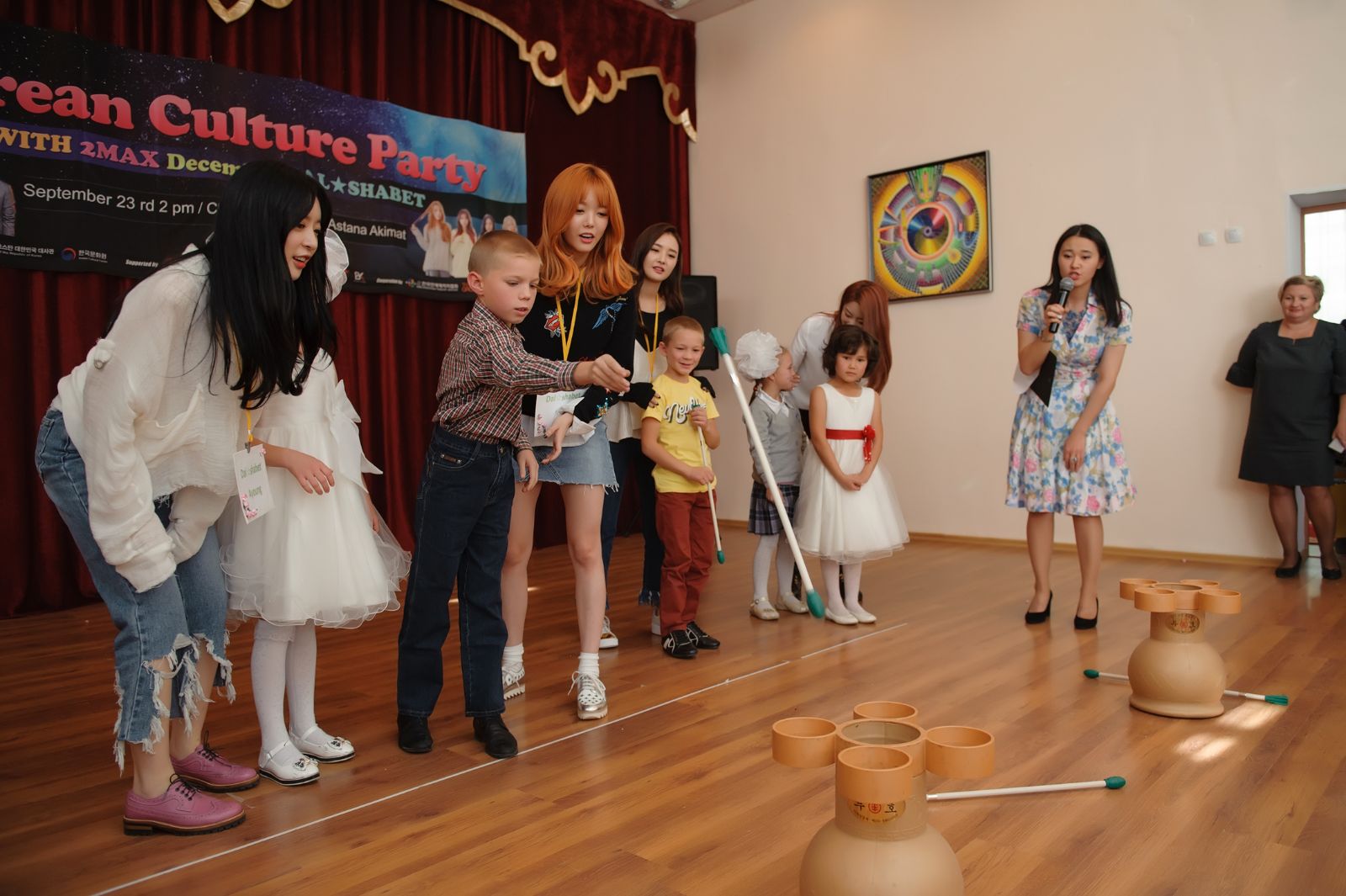 달샤벳, 투맥스, 디셈버 멤버들은 아스타나 내 아동보호기관을 방문하여 카자흐스탄 어린이들과 소통하고 서로의 문화를 나누는 프로그램에 참여했다.