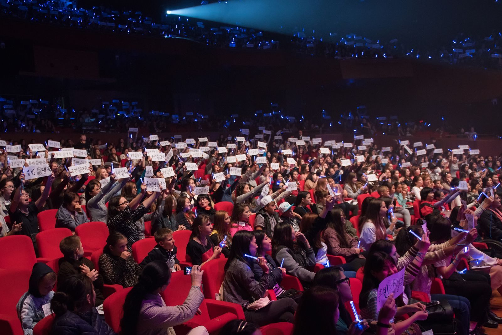 카자흐스탄 센트럴 콘서트홀에서 필코리아 콘서트가 열린 24일, 한별과 서강준이 공식행사 개최를 선언하자 관객들이 열띤 환호성로 화답했다.