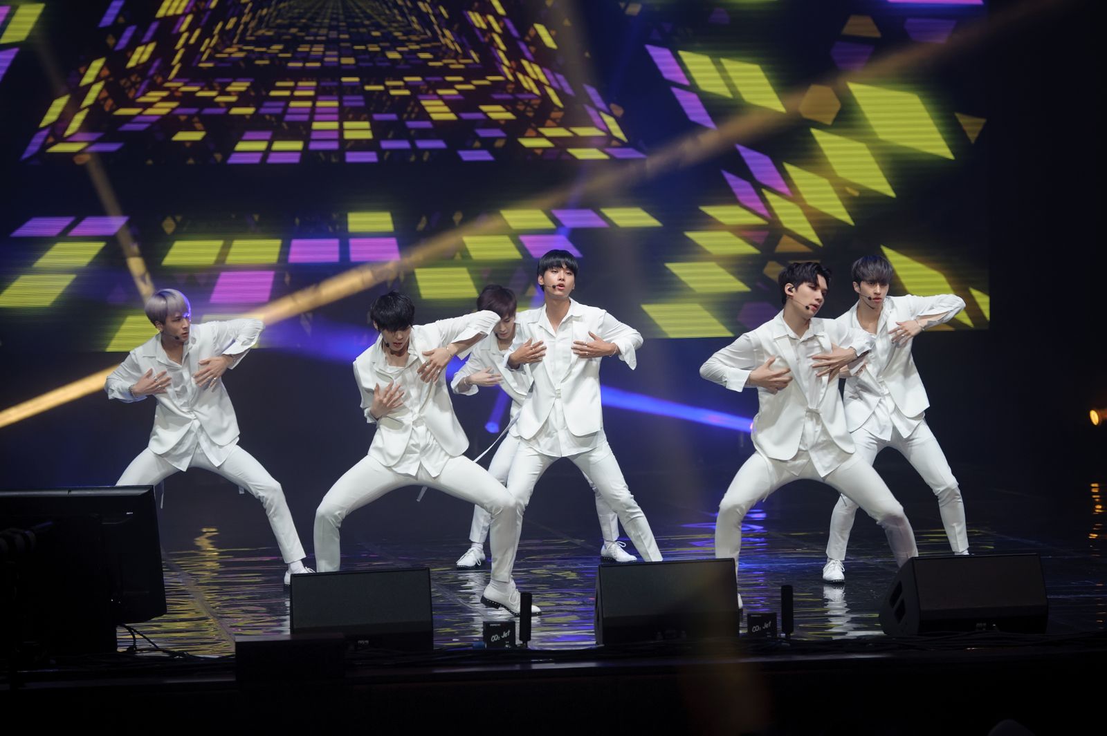 필코리아 콘서트 마지막 주자 빅스가 등장하자 카자흐스탄 팬들이 열띤 환호를 보내고 있다.