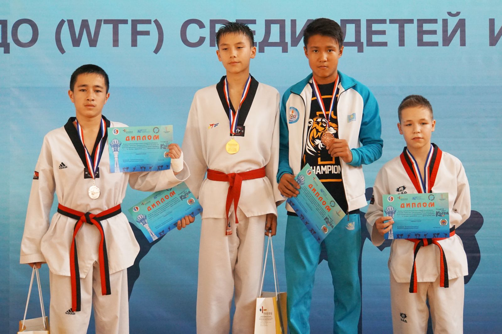 메달을 건 선수들의 시상 모습.