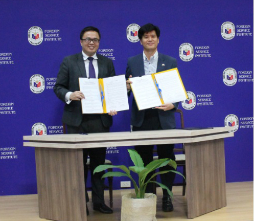 주필리핀 한국문화원과 필리핀 외교부 산하 원장 직무 대리 외교연구원 Julio S. Amodor이 한국어와 한국 문화 수업 관련 양해각서를 체결했다.