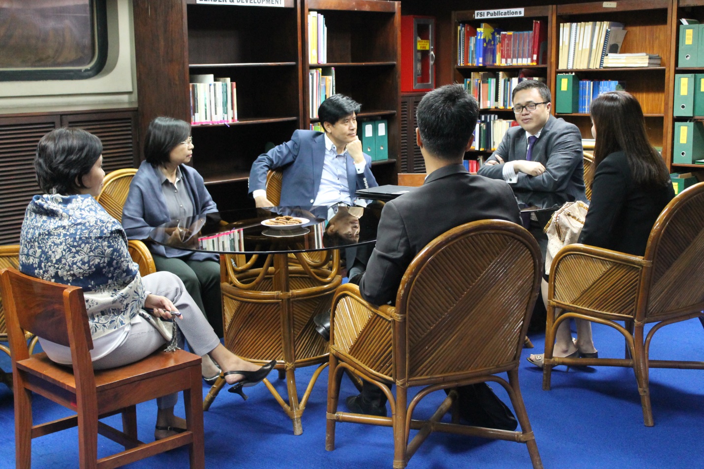 필리핀의 외교부 직원, 외교연구원 관계자들을 대상으로 매주 2회, 회당 3시간씩 진행될 강의 내용과 기대 효과에 대해 논의 중이다.