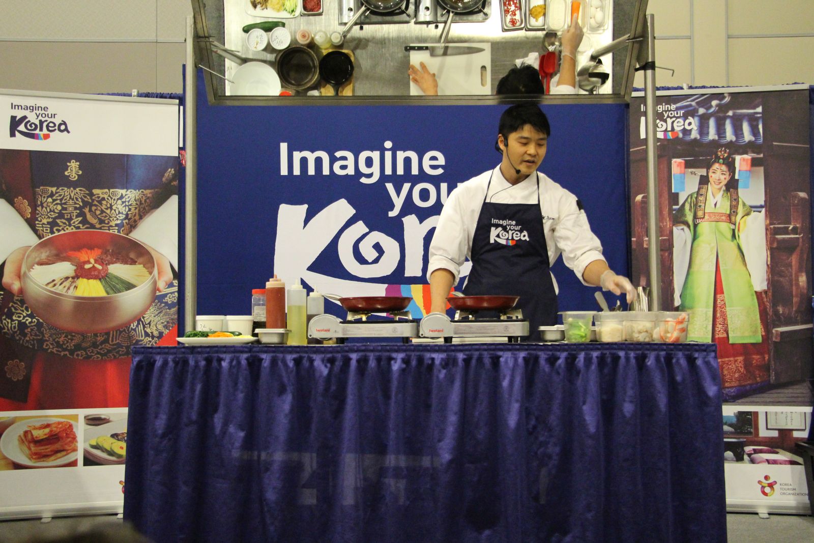 각종 한식 재료를 설명하고 있는 남근우 쉐프