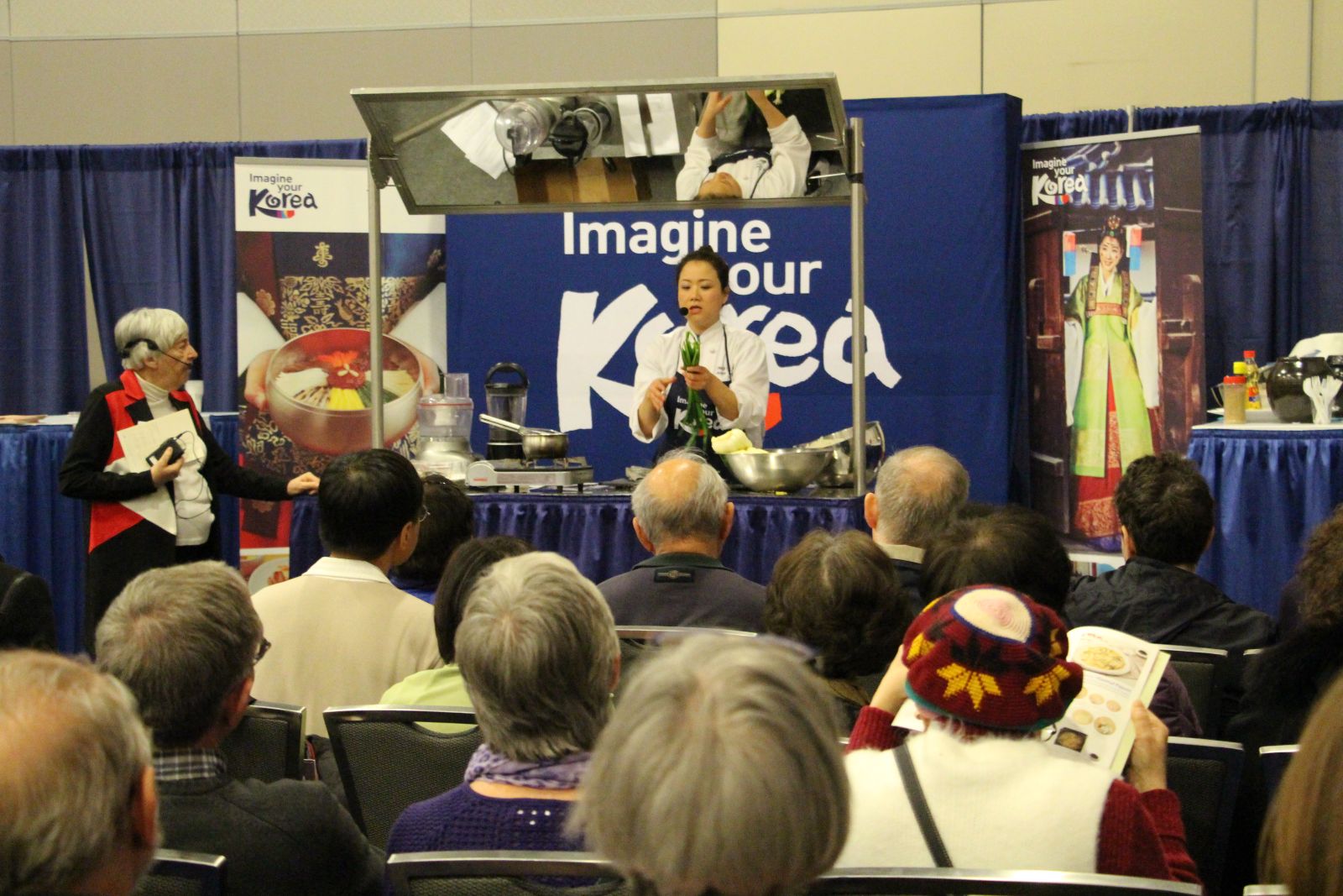 김치 만드는 방법을 설명하고 있는 나선나 쉐프