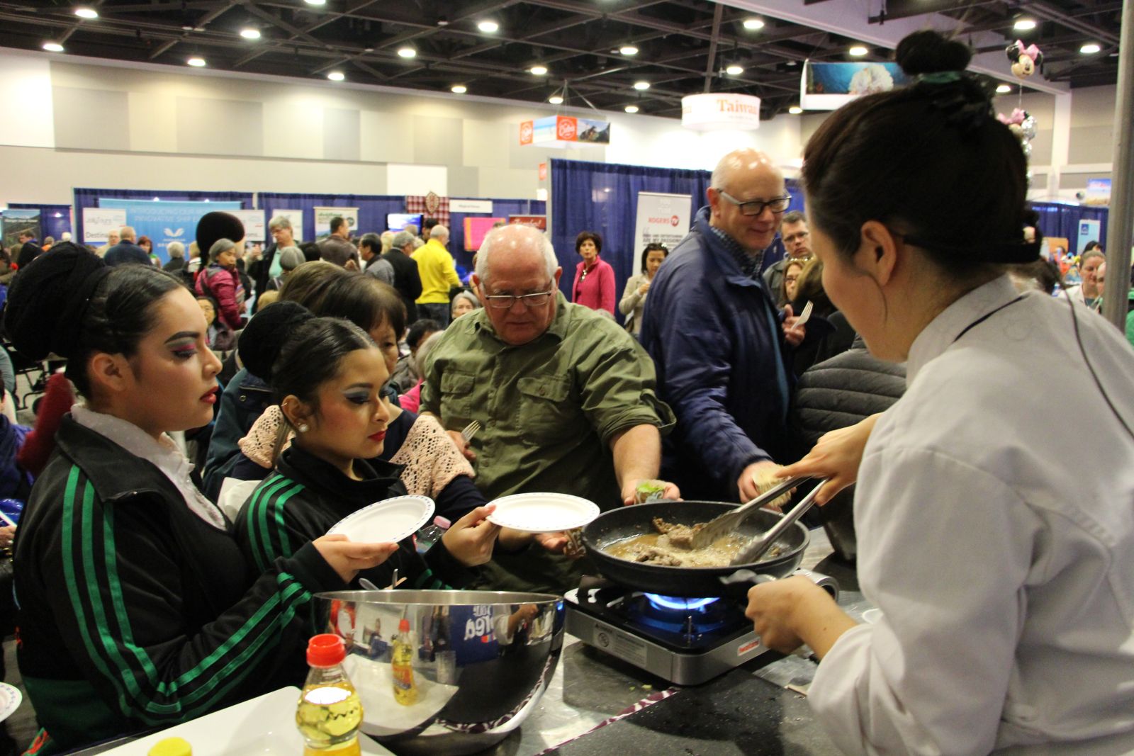 캐나다 시민들이 나선나 셰프가 만든 불고기를 맛보기 위해 몰려들었다.
