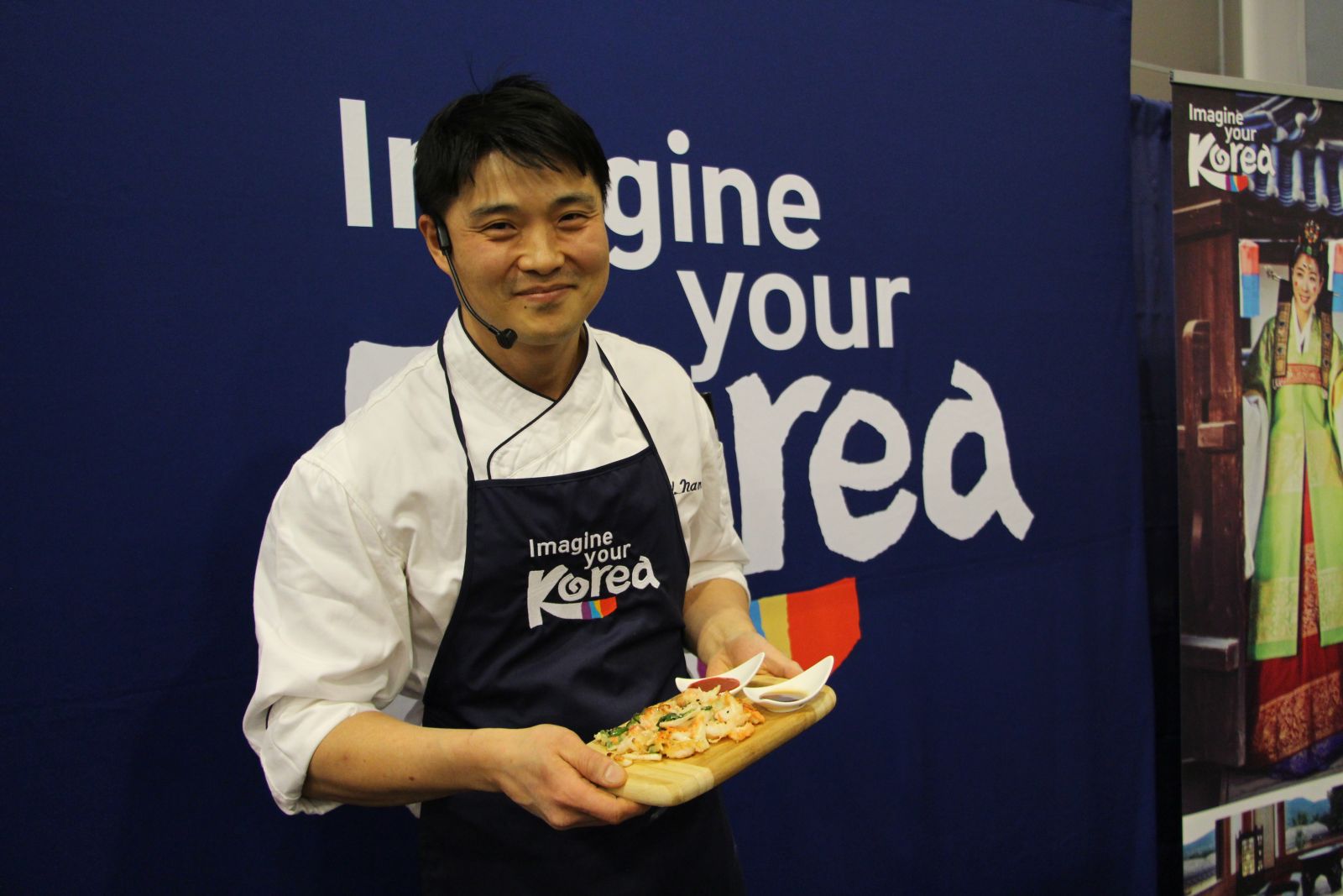 해물파전을 만들어 보이고 있는 남근우 쉐프