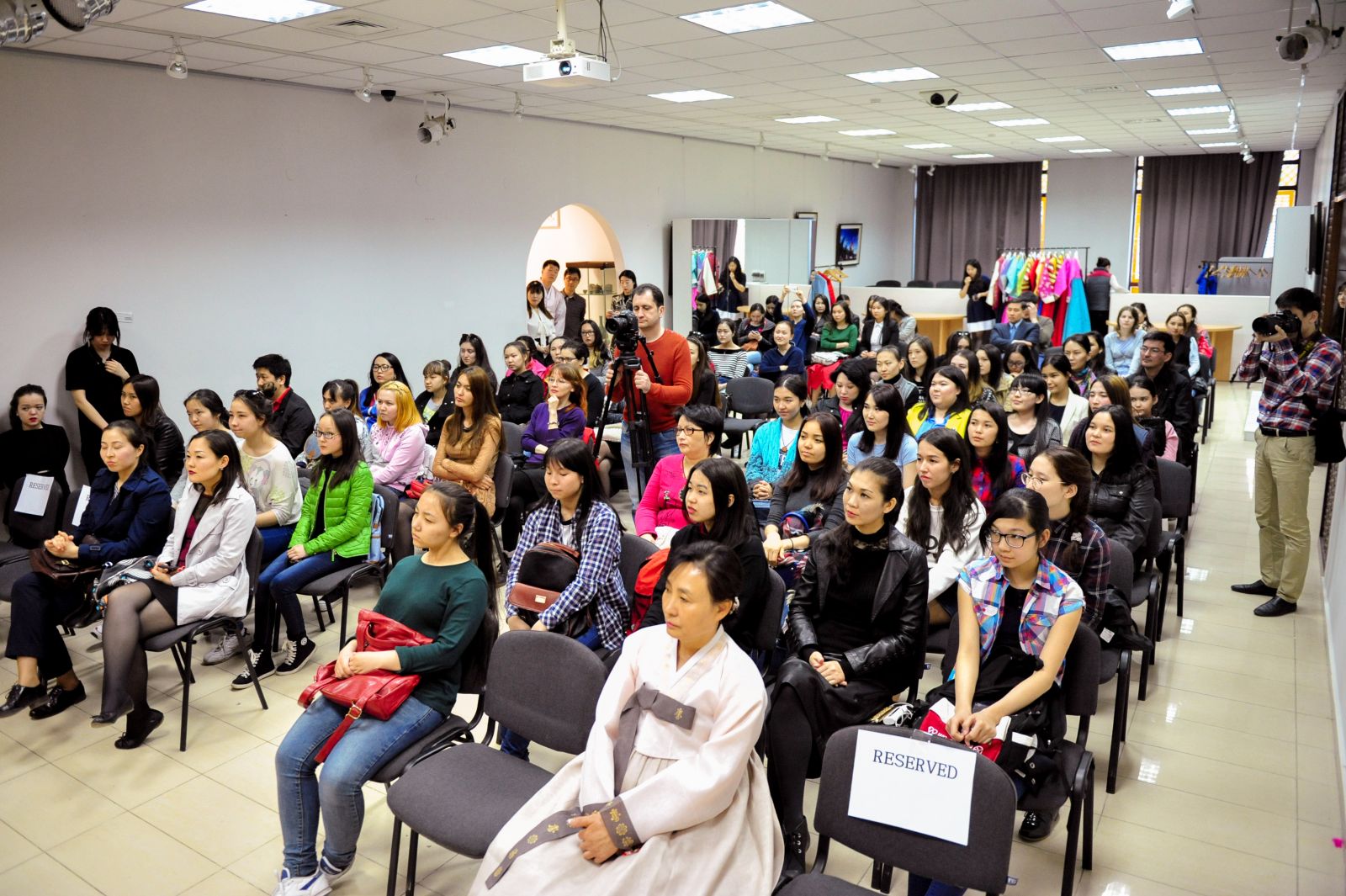 한복 전문가인 박창숙 회장을 초청해 관·혼·상·제를 주제로 한 다양한 한복의 종류를 알아봤다.