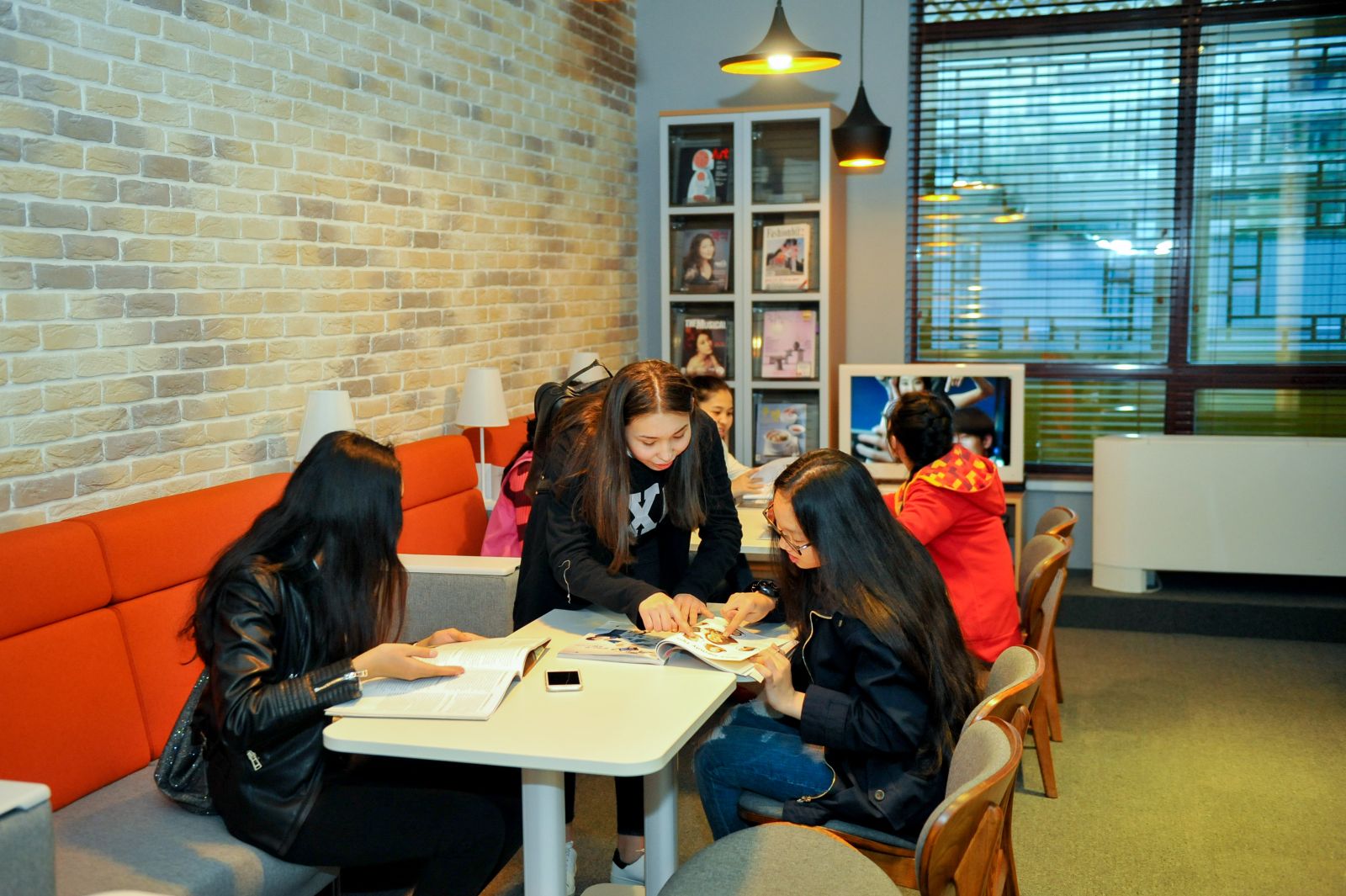 주카자흐스탄 한국문화원은 다양한 한국문화 콘텐츠를 접할 수 있는 휴식 공간인 북카페를 오픈했다.