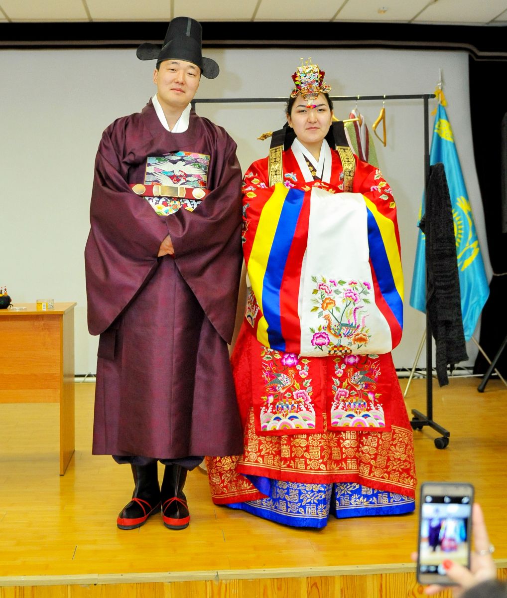 주카흐스탄 한국문화원에서 4월 '문화가 있는 날' 선보인 한복 세미나 참가자들이 혼례용 한복을 직접 착용해 보았다.