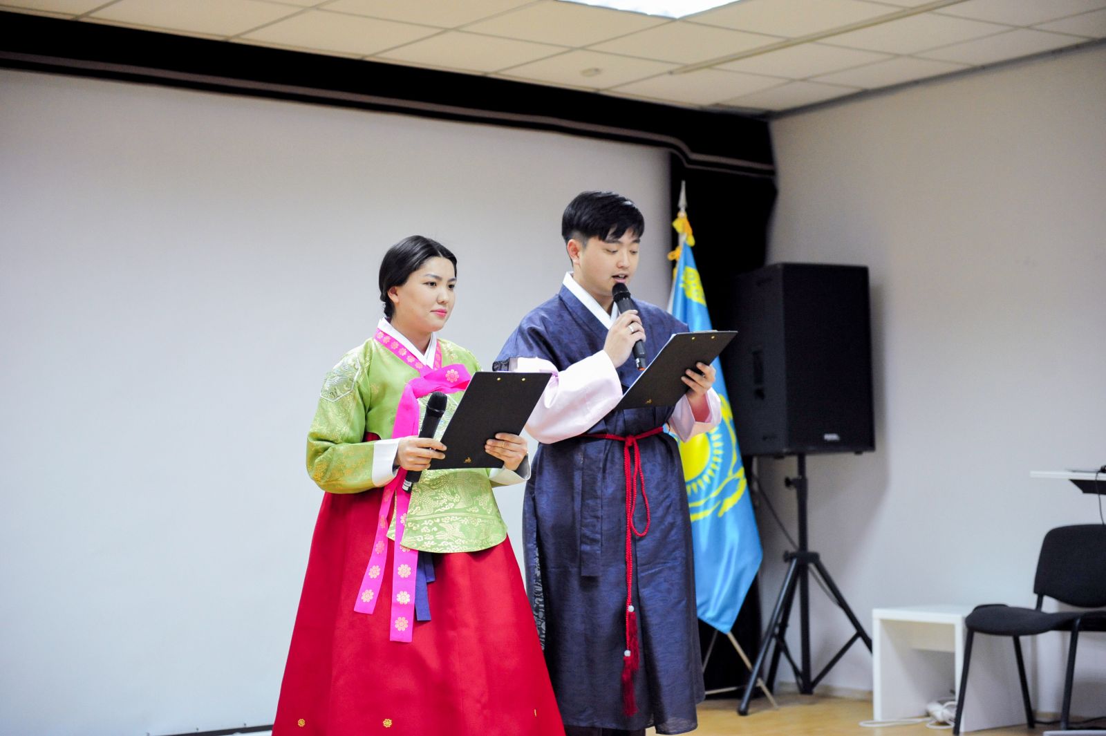 현지인들에게 특화된 수업으로 드라마에 나온 한복을 알아보고, 직접 입어보는 시간을 보냈다.