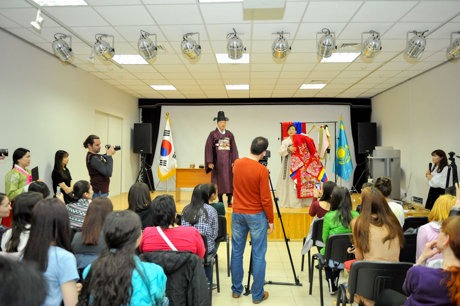 한복 전문가인 박창숙 회장을 초청해 관·혼·상·제를 주제로 한 다양한 한복의 종류를 알아봤다.
