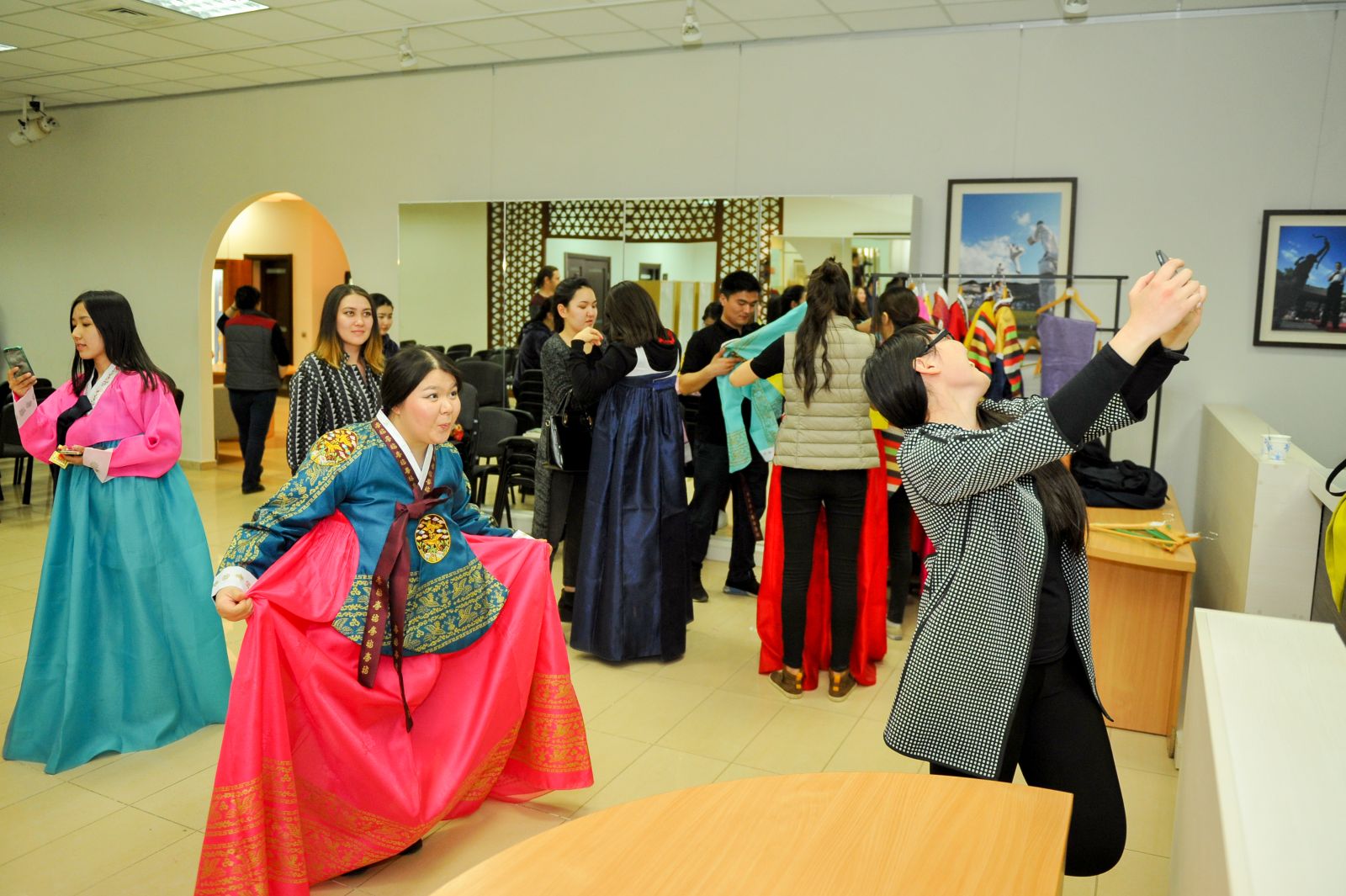 현지인들에게 특화된 수업으로, 드라마에 나온 한복을 알아보고 직접 한복을 입어보는 시간을 보냈다.