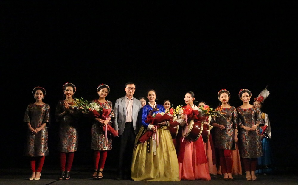 하노이 공연을 마친 '윤명화 무용단'이 협연한 탕롱밴드와 기념촬영 중이다.