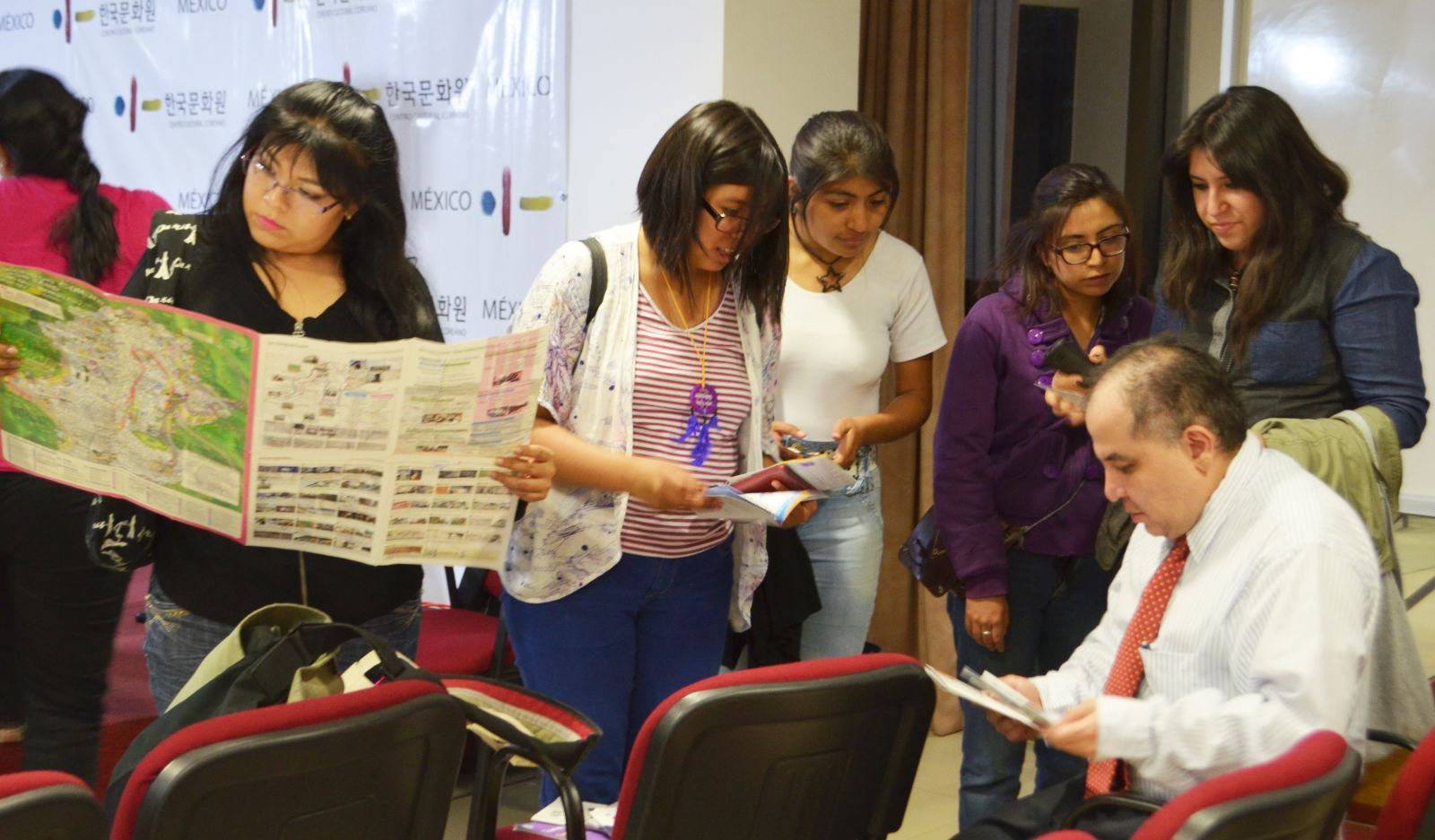 캄벨 기자는 강의가 끝난 뒤 한국에서 가져온 팸플릿, 자료들을 수강생과 공유했다.