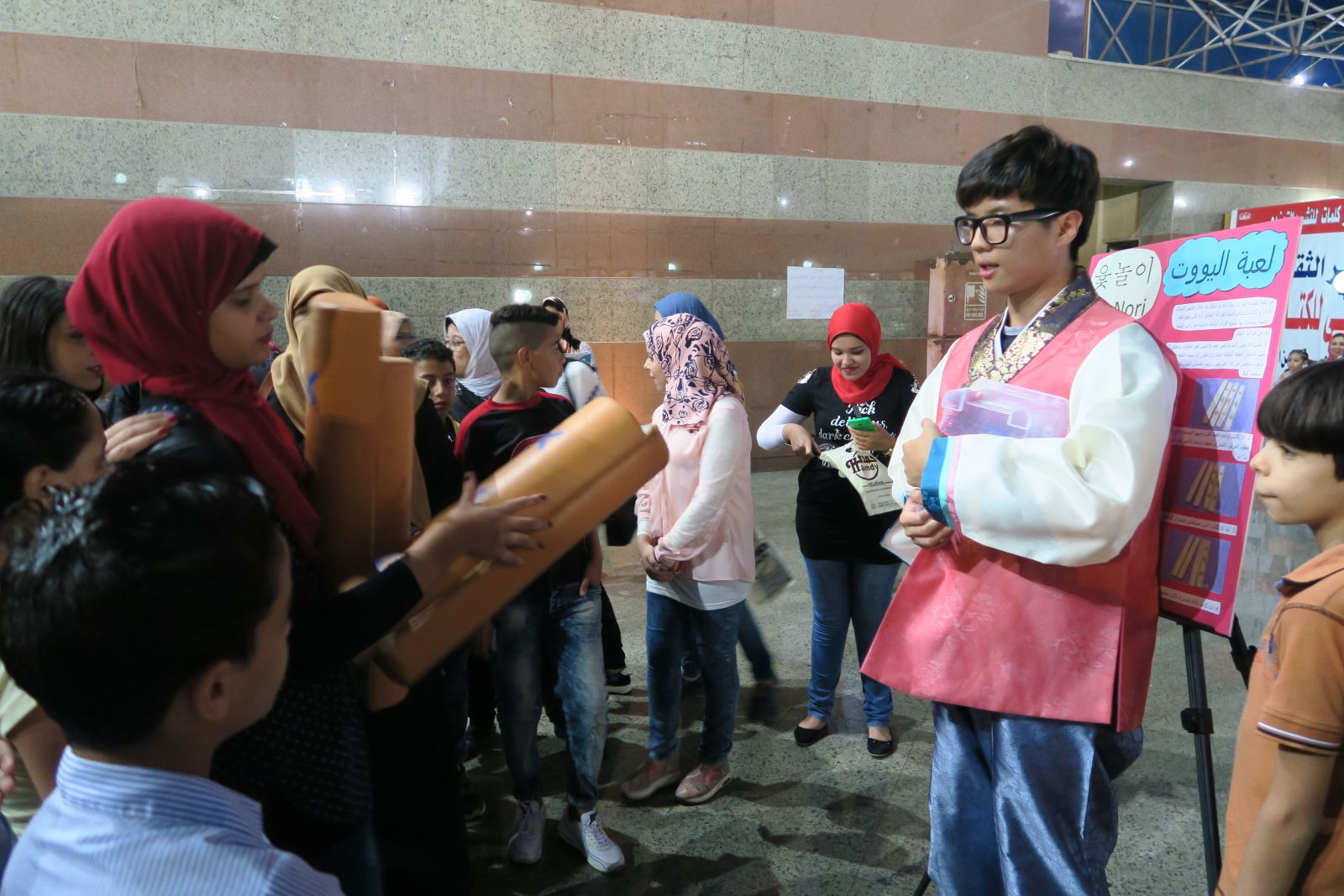 포트사이드 문화센터를 찾은 이집트 한국문화의 날 관람객들이 윷놀이를 즐기고 있다.