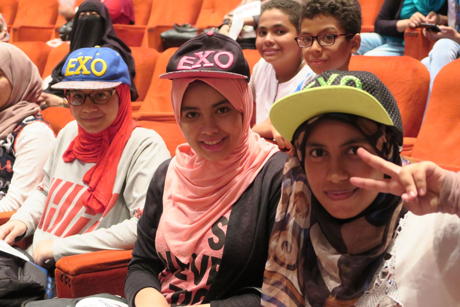 주이집트 한국문화원은 포트사이드, 이스마일리아, 카이로에서 한국문화의 날 행사를 열어 한국의 사진, 민화, 국악 등 다양한 한국문화를 이집트 한류 팬들이 즐길 수 있도록 했다. 사진은 이스마일 문화센터를 찾은 이집트의 엑소 팬들 모습.