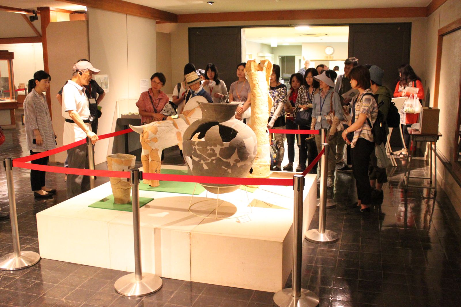 이노쿠마 가네가츠 오사카왔소문화교류협회 이사장(왼쪽에서 두번째)이 기이풍토기 언덕 자료관에서 한일 교류 역사에 대해 설명 중이다.