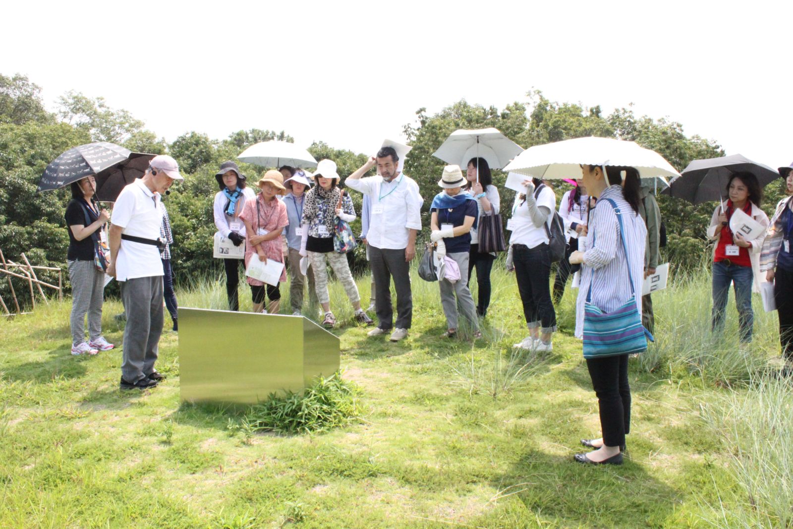 말투구, 말갑옷 등 한국 삼국시대의 특징이 많이 남아있는 부장품이 출토된 오타니고분군을 현장 답사에 참가한 교직원들이 둘러보고 있다.