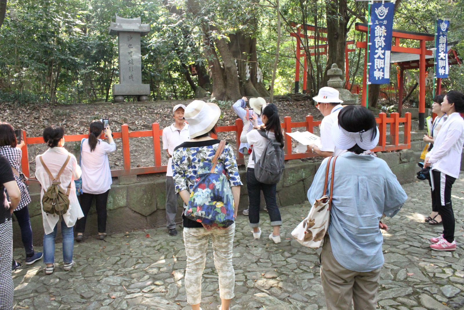 임진왜란에 참전했다가 명분 없는 전쟁을 거부하며 귀화하여 조선의 장군이 된 사야카를 기리며 세운 기념비 앞에 선 참가자들이 한일 우호의 바람을 기원하고 있다.