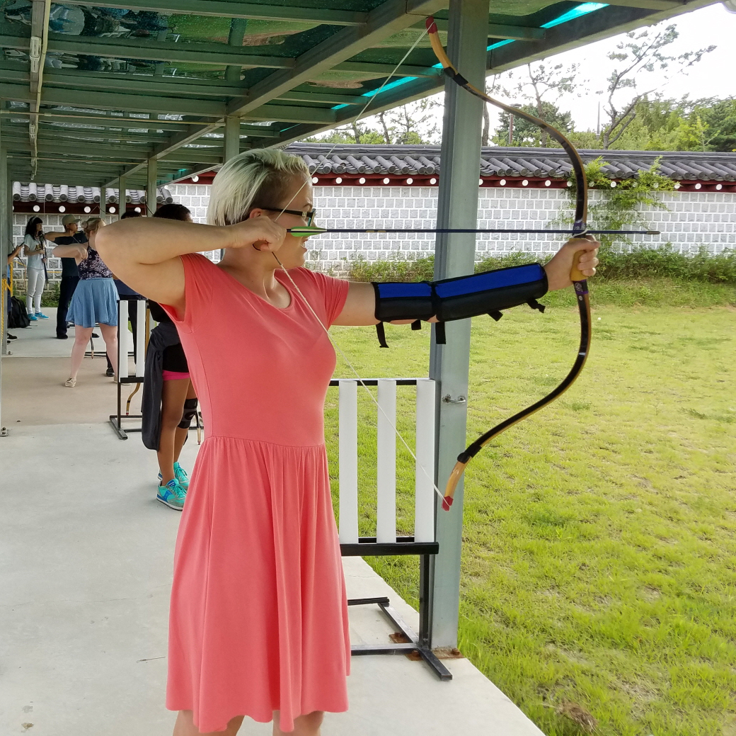 'LA 한국문화원 세종학당 한국문화체험' 행사를 통해 한국을 방문한 수강생이 국궁 체험 중이다.