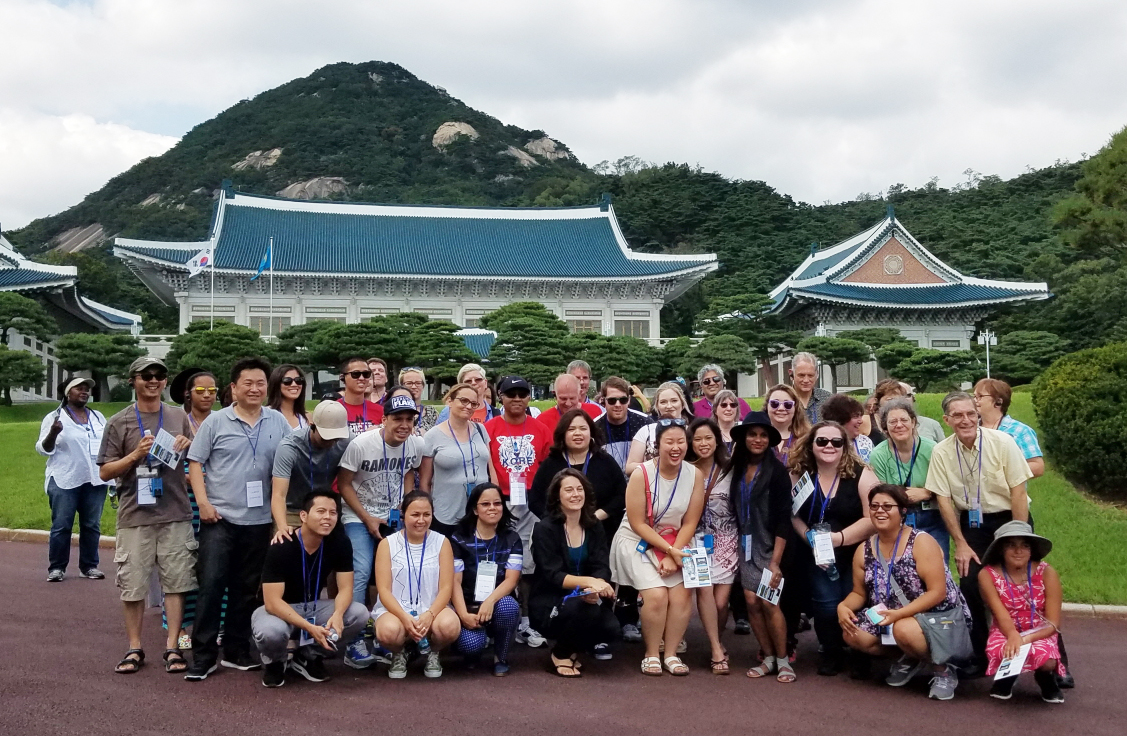 청와대에서 기념사진을 찍은 'LA 한국문화원 세종학당 한국문화체험' 참가자들