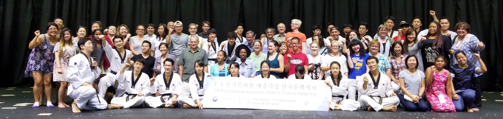 국기원 태권도 시범단의 대표적 넌버벌 공연 '위대한 태권도' 공연 이후 기념사진을 찍은 한국어 수강생들