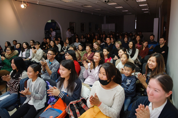 한국어를 잘 모르는 카자흐스탄 현지인들도 한국 코미디에 빠져들어 공연 내내 웃음소리가 끊이지 않았다.